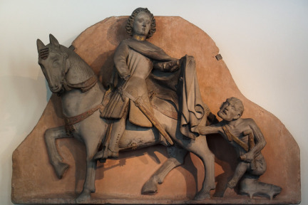 Sandsteinplastik der Mantelteilung um 1440 vom Giebel der Maria-Schnee-Kapelle der Stiftskirche St. Peter und Alexander, Aschaffenburg