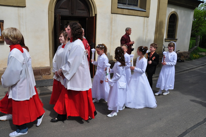 Erstkommunionkinder bilden eine Prozession.
